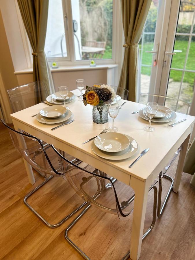 Lovely Garden Apartment In Wimbledon Town Centre With Private Parking By Wimbledon Holiday Lets ลอนดอน ภายนอก รูปภาพ