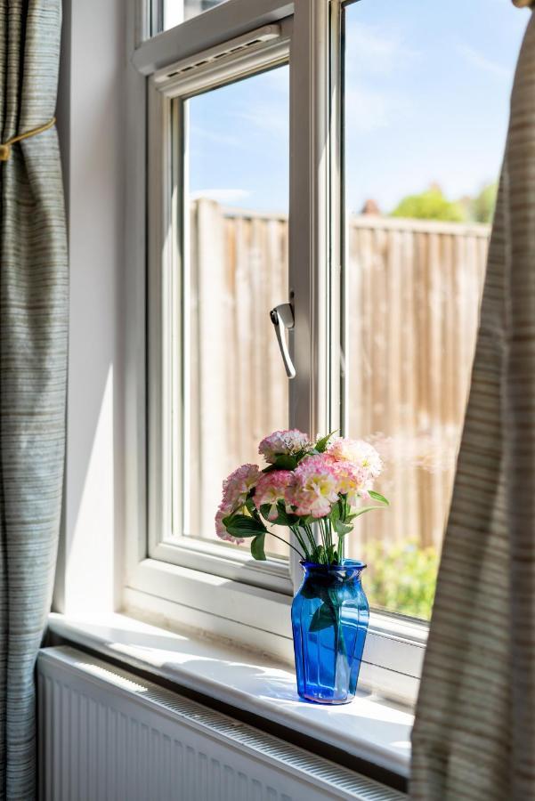 Lovely Garden Apartment In Wimbledon Town Centre With Private Parking By Wimbledon Holiday Lets ลอนดอน ภายนอก รูปภาพ