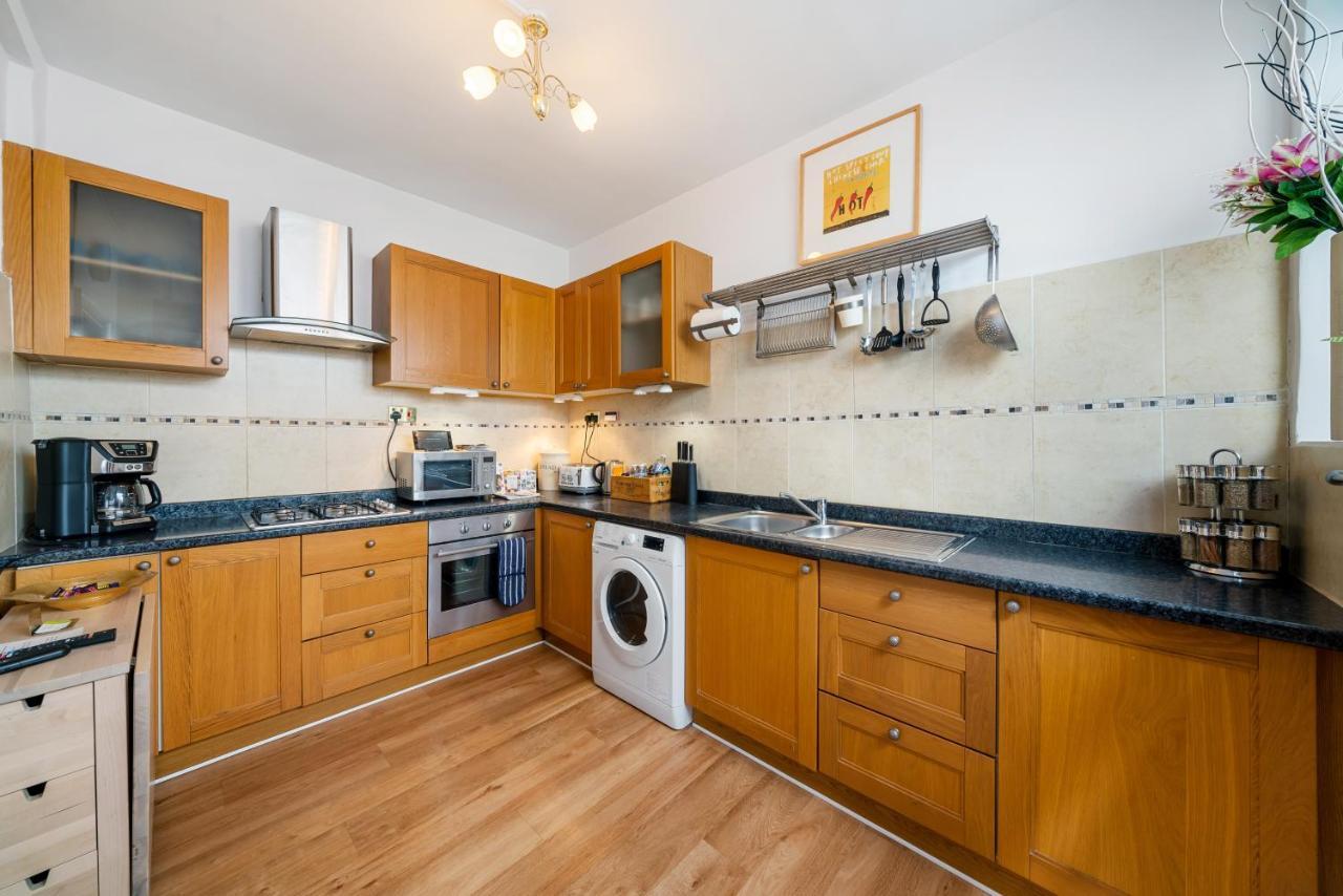 Lovely Garden Apartment In Wimbledon Town Centre With Private Parking By Wimbledon Holiday Lets ลอนดอน ภายนอก รูปภาพ