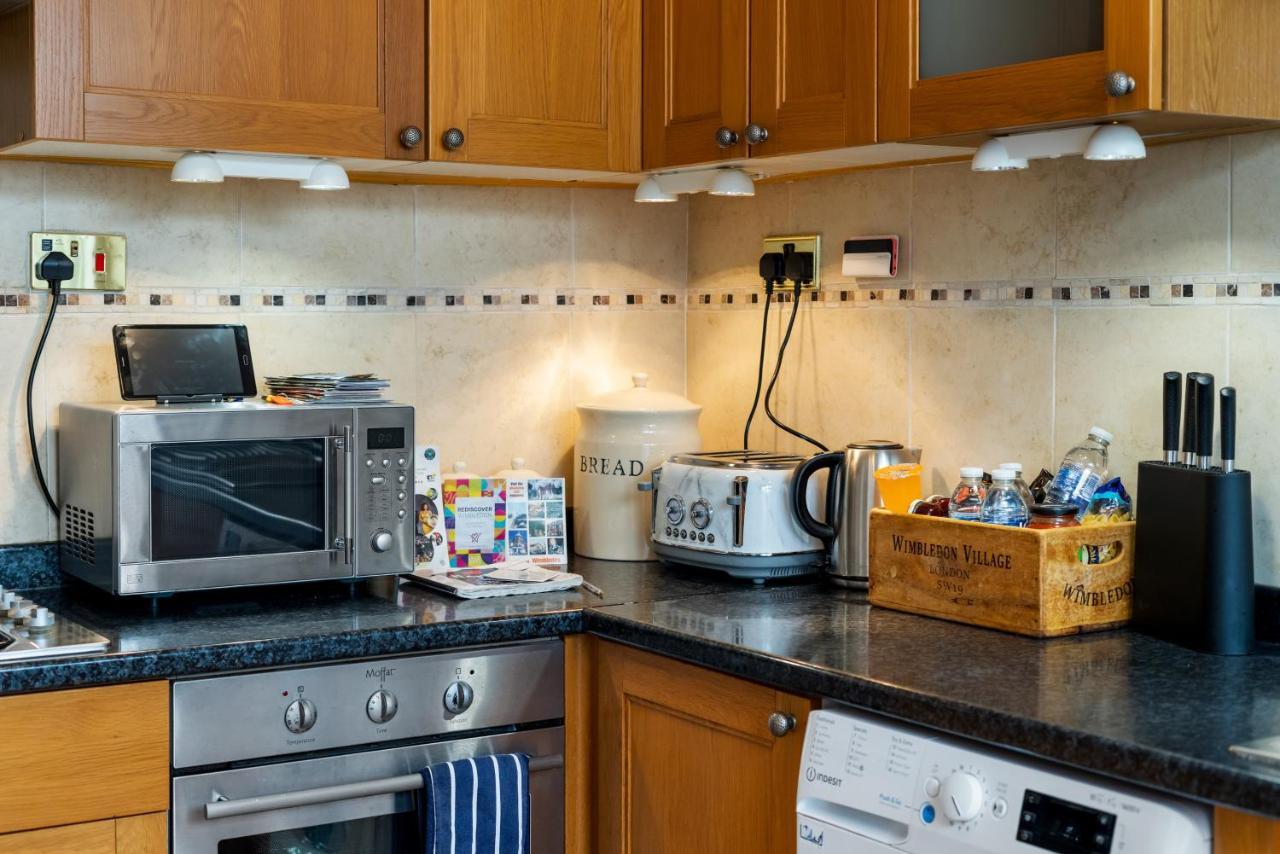 Lovely Garden Apartment In Wimbledon Town Centre With Private Parking By Wimbledon Holiday Lets ลอนดอน ภายนอก รูปภาพ