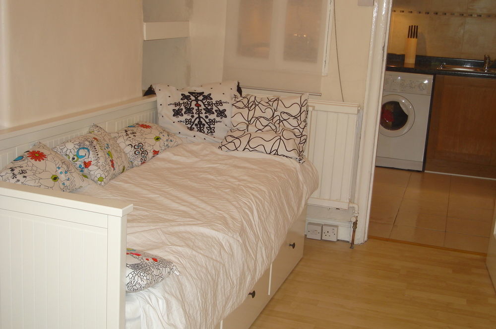 Lovely Garden Apartment In Wimbledon Town Centre With Private Parking By Wimbledon Holiday Lets ลอนดอน ภายนอก รูปภาพ