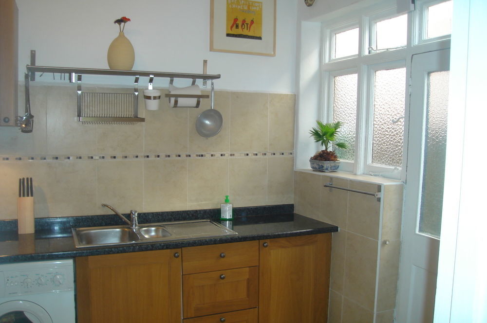 Lovely Garden Apartment In Wimbledon Town Centre With Private Parking By Wimbledon Holiday Lets ลอนดอน ภายนอก รูปภาพ