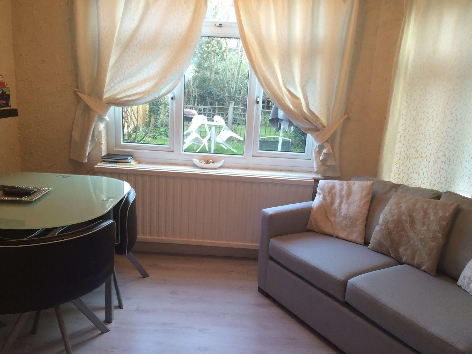 Lovely Garden Apartment In Wimbledon Town Centre With Private Parking By Wimbledon Holiday Lets ลอนดอน ภายนอก รูปภาพ
