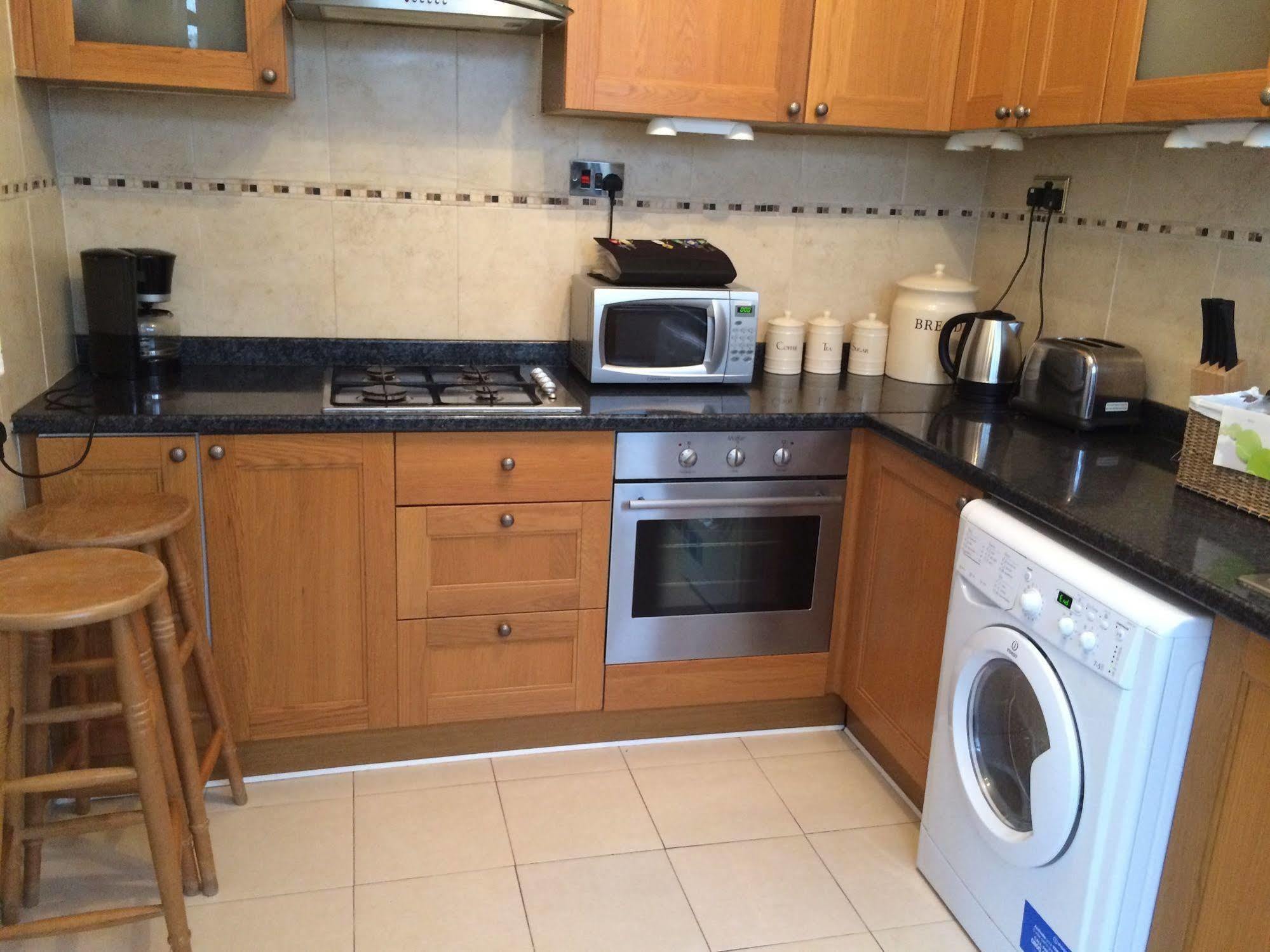 Lovely Garden Apartment In Wimbledon Town Centre With Private Parking By Wimbledon Holiday Lets ลอนดอน ภายนอก รูปภาพ