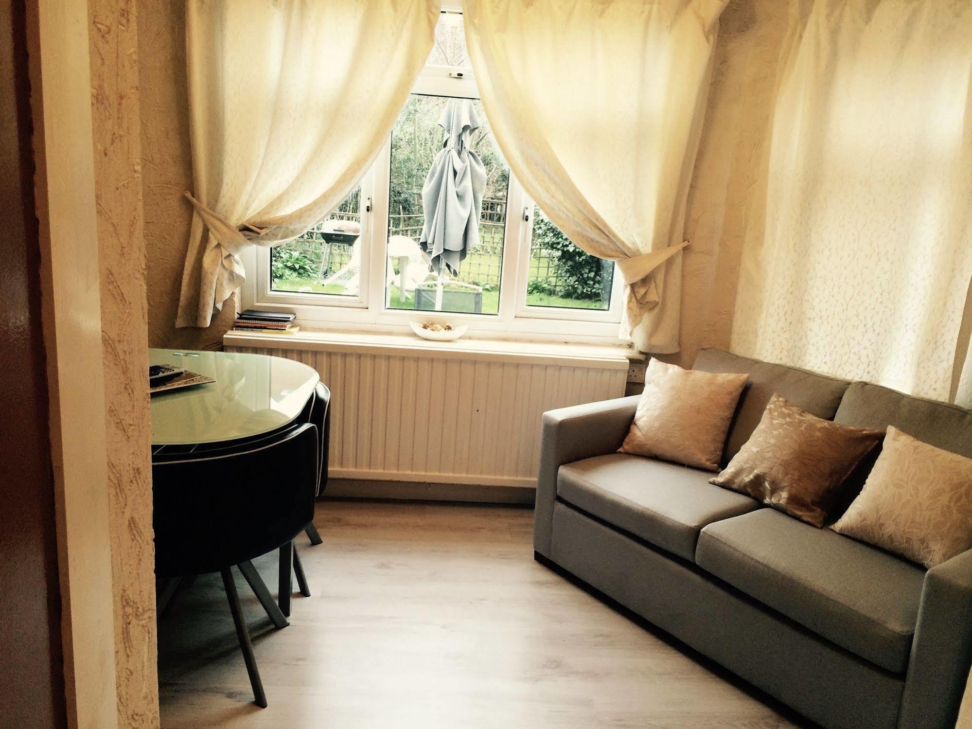 Lovely Garden Apartment In Wimbledon Town Centre With Private Parking By Wimbledon Holiday Lets ลอนดอน ภายนอก รูปภาพ