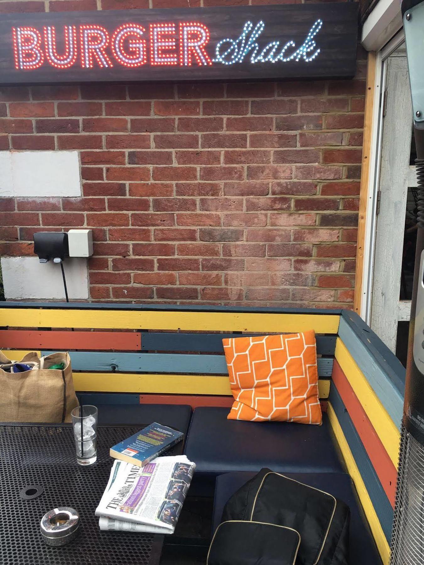 Lovely Garden Apartment In Wimbledon Town Centre With Private Parking By Wimbledon Holiday Lets ลอนดอน ภายนอก รูปภาพ