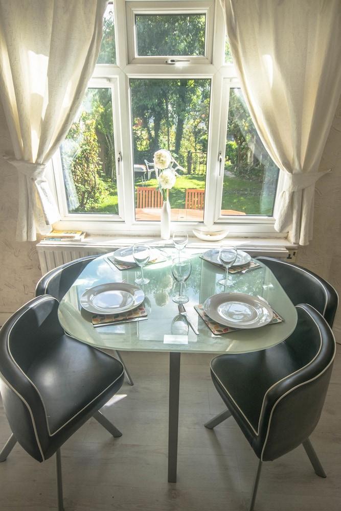 Lovely Garden Apartment In Wimbledon Town Centre With Private Parking By Wimbledon Holiday Lets ลอนดอน ภายนอก รูปภาพ
