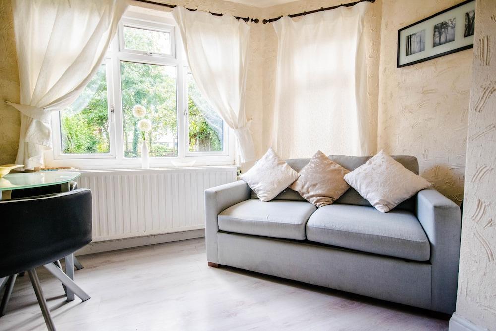 Lovely Garden Apartment In Wimbledon Town Centre With Private Parking By Wimbledon Holiday Lets ลอนดอน ภายนอก รูปภาพ